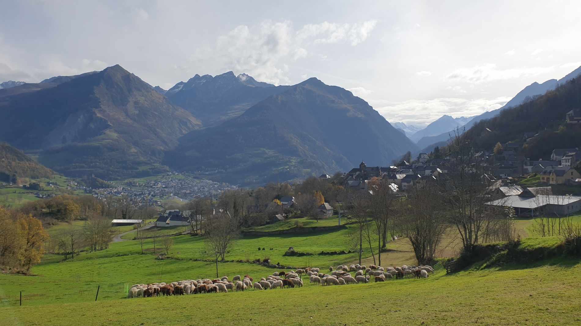 sazos le village et ses montagnes pays de toy